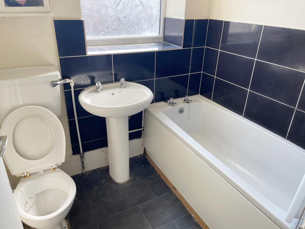 Lot: 108 - ONE-BEDROOM FLAT FOR IMPROVEMENT - Bathroom